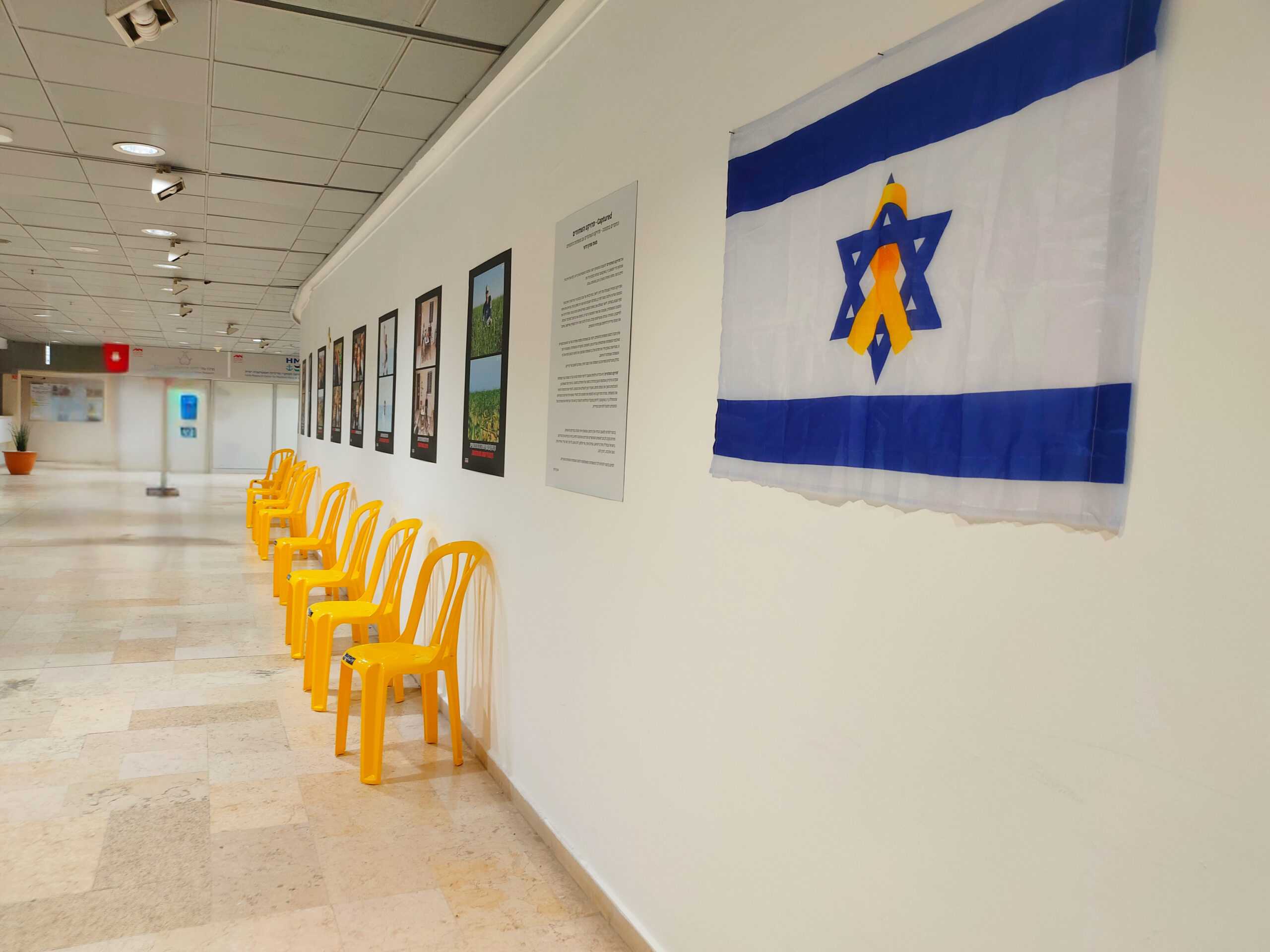 Read more about the article "חסרים בתמונה": תערוכת צילום מרגשת מציגה צילומים בהם משפחות החטופים/ות עם וללא יקיריהם/ן