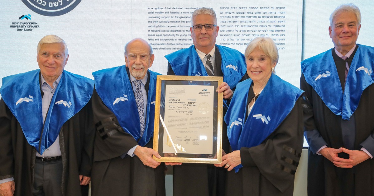 מייקל ולינדה פריז מקבלים את אות ד"ר לשם כבוד
